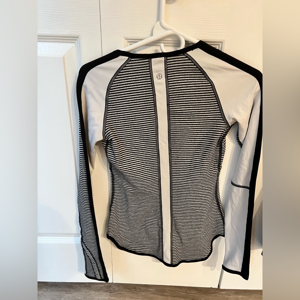 Lululemon Runder Under Long Sleeve Black
& White Striped Reversible Shirt